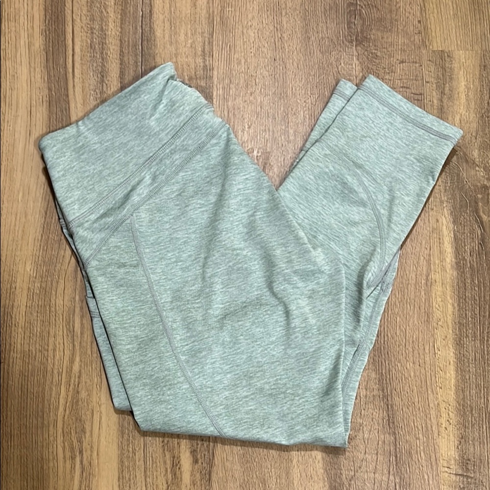Vie Active size M green capri leggings